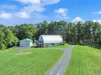 Private, modern home with river view, on 48 acres Hotels in Perry County
