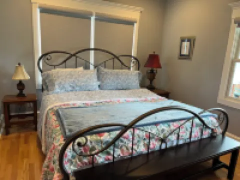Recently updated Park Street Cottage with garage in Downtown Greeneville, TN. Hoteles en Greeneville