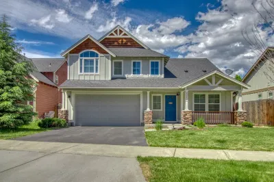 Sunshine Retreat - Hot Tub & Game Room &BBQ &AC close to Old Mill Hotels near Farewell Bend Park