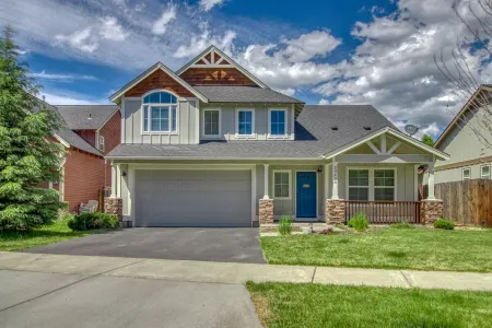 Sunshine Retreat - Hot Tub & Game Room &BBQ &AC close to Old Mill Отели рядом с достопримечательностью «Государственный университет Орегон в Каскейдс»