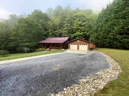 Carolina CREEKSIDE Cabin - Fire Pit & HOT TUB on the Creek - Easy Access