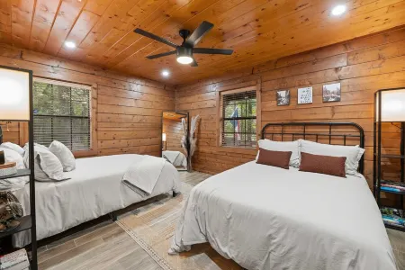 Cozy Cabin Retreat on 2 acres with Walking Path - 5 mins from Lake Access!