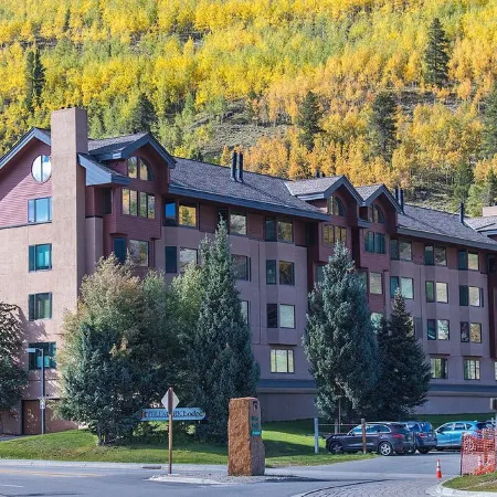 LUXURY STUDIO+BUNK ROOM, VIEWS, MINS TO LIFTS /SHOPS, ONSITE HOT TUB, GARAGE