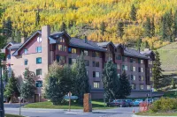 LUXURY STUDIO+BUNK ROOM, VIEWS, MINS TO LIFTS /SHOPS, ONSITE HOT TUB, GARAGE