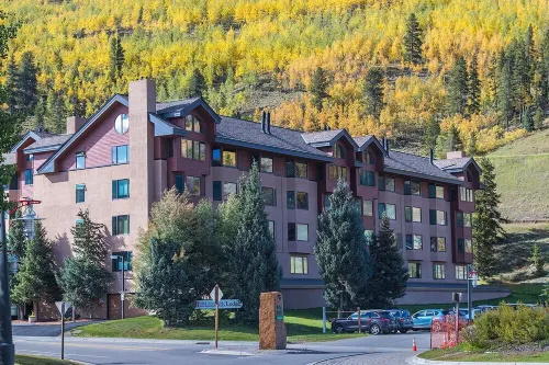 LUXURY STUDIO+BUNK ROOM, VIEWS, MINS TO LIFTS /SHOPS, ONSITE HOT TUB, GARAGE