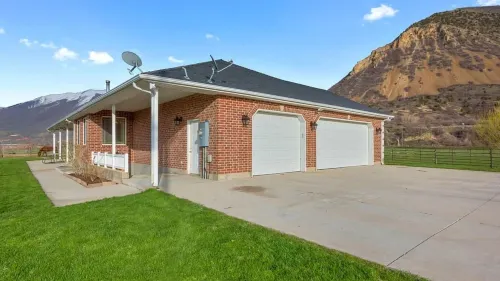 Quiet Country Home !! Close to Skiing resorts, shopping and more