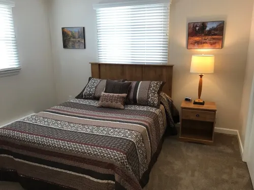 Freshly Remodeled 2 Bedroom, Full Kitchen, living Room Suite, in Cascade unit #1