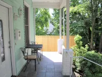 Charming duplex with private yard. Close to the beach, dining & shopping! 格林尼治住宿飯店