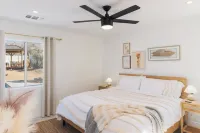 Private pool & house-10 min from the park. SALTWATER Pool and SPA, EV Charger.