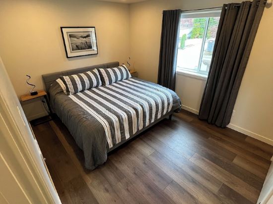 Contemporary One Bedroom Oasis in Downtown Kirkland