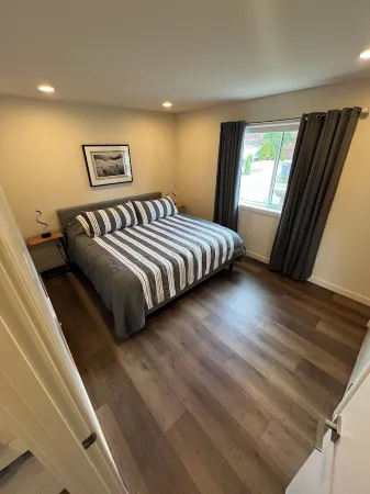 Contemporary One Bedroom Oasis in Downtown Kirkland Отели рядом с достопримечательностью «Южный Киркленд Парк энд Райд»