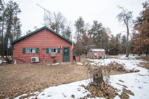 Cozy cabin with 1 bedroom and blow up hot tub & AC in soothing Necedah