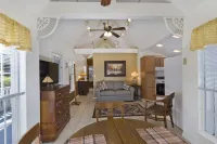 Great Location-walking distance to downtown; quiet; historical district
