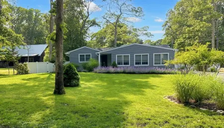 Coastal Retreat, Private Beach Access, and Pool Paradise in East Hampton Отели в г. Спрингс