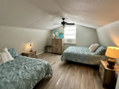 Lakefront retreat with private Boat Ramp, Dock, Hot Tub, and Stunning Sunsets ☀️