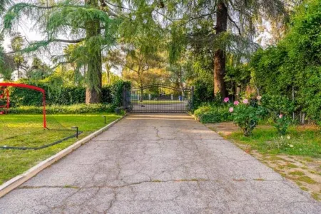 Boho Vibe House with Pool near Hollywood Отели в г. Шерман-Окс