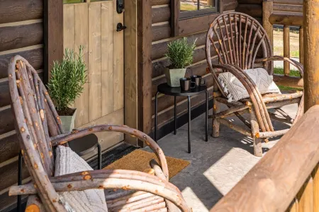 Beautiful Log Cabin in the Heart of Paradise Valley, Montana