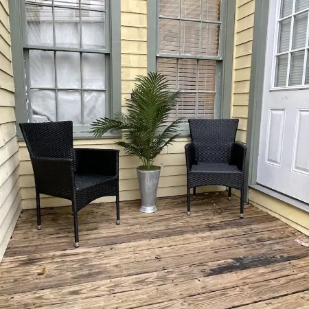 Historic King Bed Cottage, Pvt Parking, Pvt Patio, Flexible Cancellations