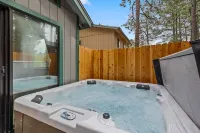 Mountain Escape Near Nau and Downtown - Hot Tub, Game Room, AC, Garage