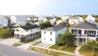 Gone Coastal Upper Unit. Easy walk to beach and boardwalk