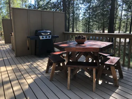 Classic Otter Cabin: Near Village & SHARC