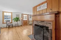 Villa Mariana Blackberry River. Luxury, pool, comfort, peaceful nature, updated