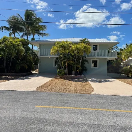 Large Full Duplex with Pool / Hot tub Pet Friendly  581- 591 10th Street