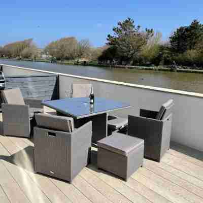 2 Bedroom Canalside Apartment in Bude, Walking Distance to Sandy Beach and Town Others