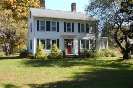 Old World Charm, Modern Conveniences - 3 Br Private Home in Quiet Setting