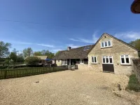 6 Bed, 4 Bath House in the Cotswolds with Wood Fired Hot Tub. Sleeps 11-14 Hotels in Lechlade