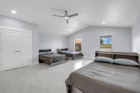 Beach Memories - Renovated Open Modern Lake Access, Beach/Cabana, Covered Patio!