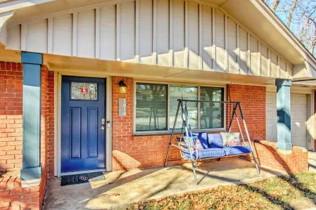 Crimson & Cream Cottage on Campus! Отели рядом с достопримечательностью «STASH»