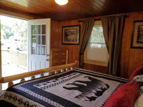 Cozy 2-bedroom cottage with WiFi and AC in pleasant Pigeon Forge - On the River!