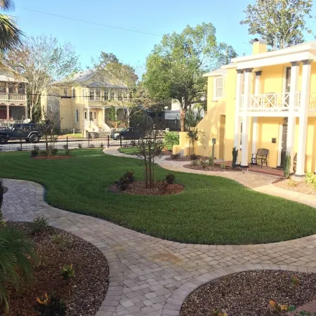 C7 Perfect location in city center, near beaches, private patio, free parking!
