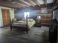 Beaver Den Rustic lake houseright on shoals Creek and Wilson lake