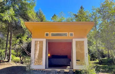 Beautiful Glamping Cabin in an old growth redwood forest with ocean views. Standish-Hickey State Recreation Area附近的飯店