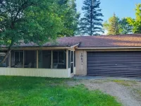 Cozy 2-bedroom cabin with WiFi, AC, garage, sleeps 6 in Saint Helen 222 Hotels in Roscommon County