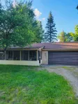 Cozy 2-bedroom cabin with WiFi, AC, garage, sleeps 6 in Saint Helen 222