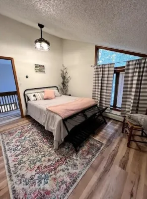 Modern Poconos House, 3br 2ba, HOT TUB, Private Hotels in Butler Township