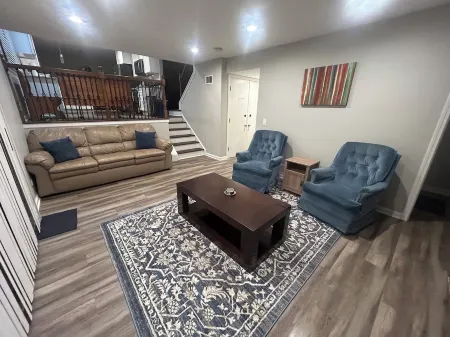 PROMO 10% WEEKLY 15% MONTHLYOFFCozy Family Retreat: King Beds, Garage, Fast WiFi Отели в г. Шаумбург