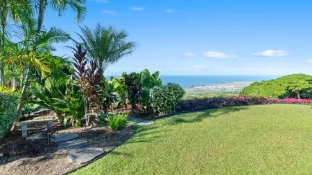 Sky Villa Estate Luxury Gated Retreat with Amazing Ocean View Отели рядом с достопримечательностью «Маниниауоли Бич»