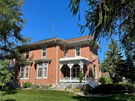 Charming Historic Getaway: Unwind in Lancaster's Timeless Elegance