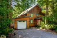 Mt Baker Cabin w/ Private Hot Tub & Deck