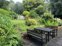Tranquility, In grounds of Dower house on large country estate in the Candover's Hotels near CarFest South