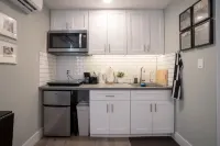 Modern Private Cozy Suite - Mins from Everything