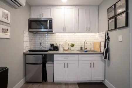 Modern Private Cozy Suite - Mins from Everything