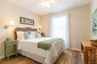 Charming Bungalow- Sleeps 8, Close to Moody AFB/Freedom Park & Pet Friendly!