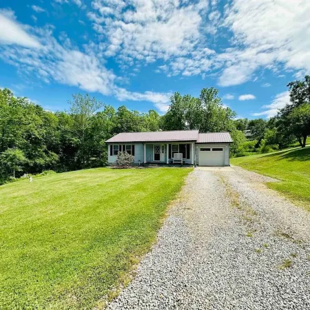 Cozy home in the heart of Hocking Hills * with Hot Tub *