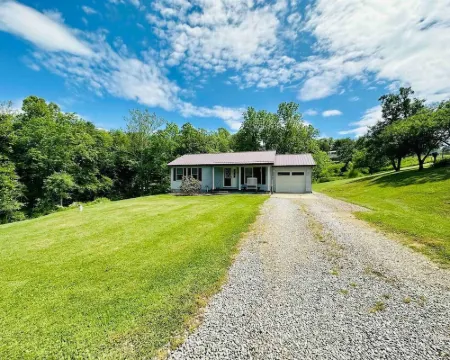 Cozy home in the heart of Hocking Hills * with Hot Tub * 馬裏恩酒店