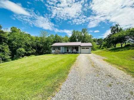 Cozy home in the heart of Hocking Hills * with Hot Tub *